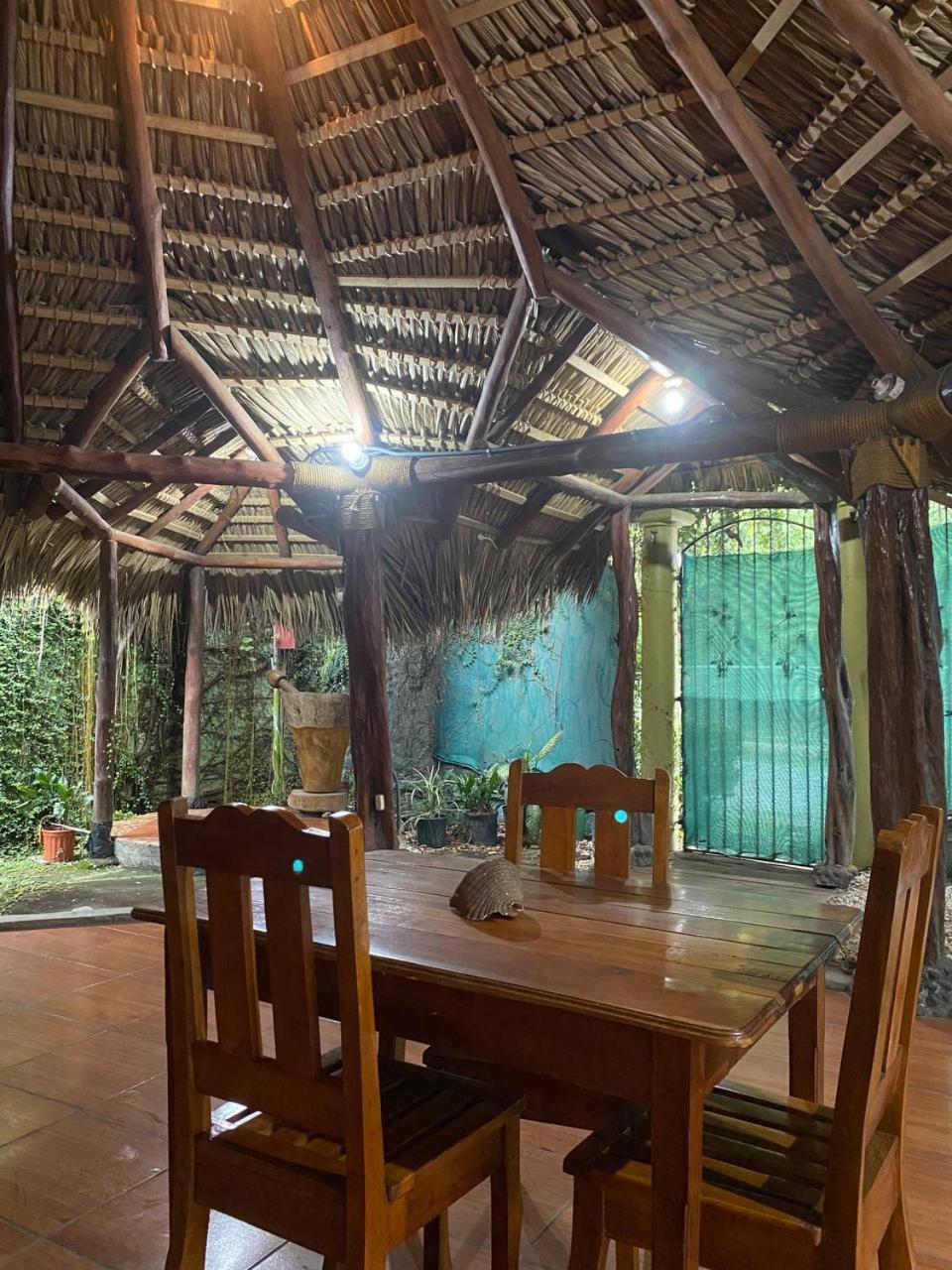 Mauras Tropical Mini Hostel & Tours パケラ エクステリア 写真